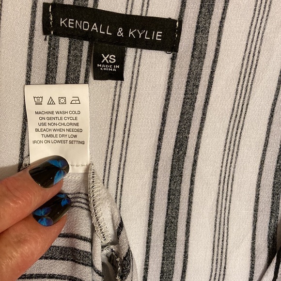 Kendall & Kylie white & black vertical striped romper. Trumpet sleeves - Picture 3 of 5